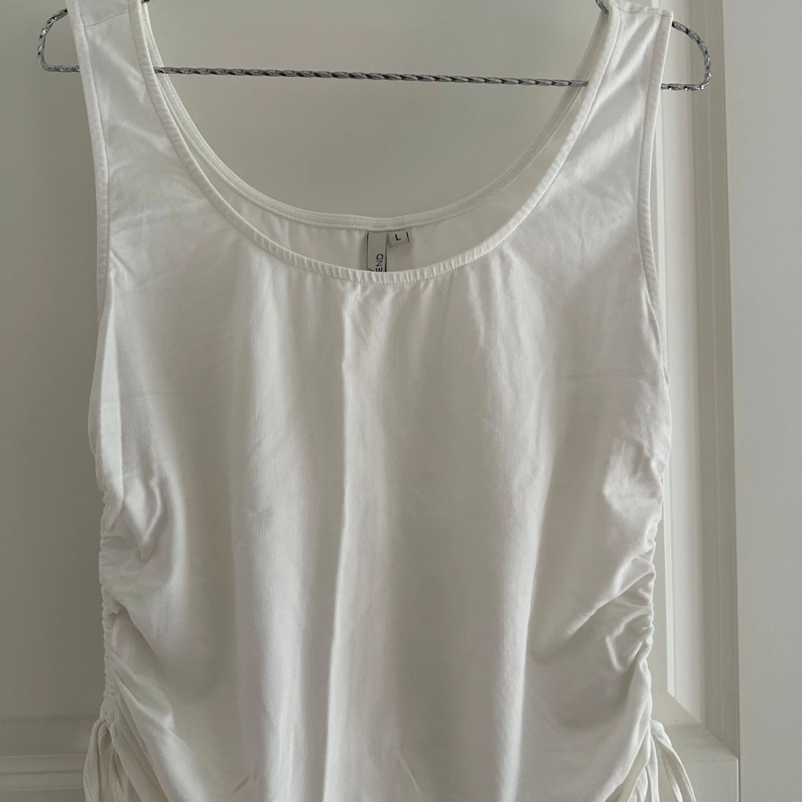 Vit linnetopp med snörning NLY Trend