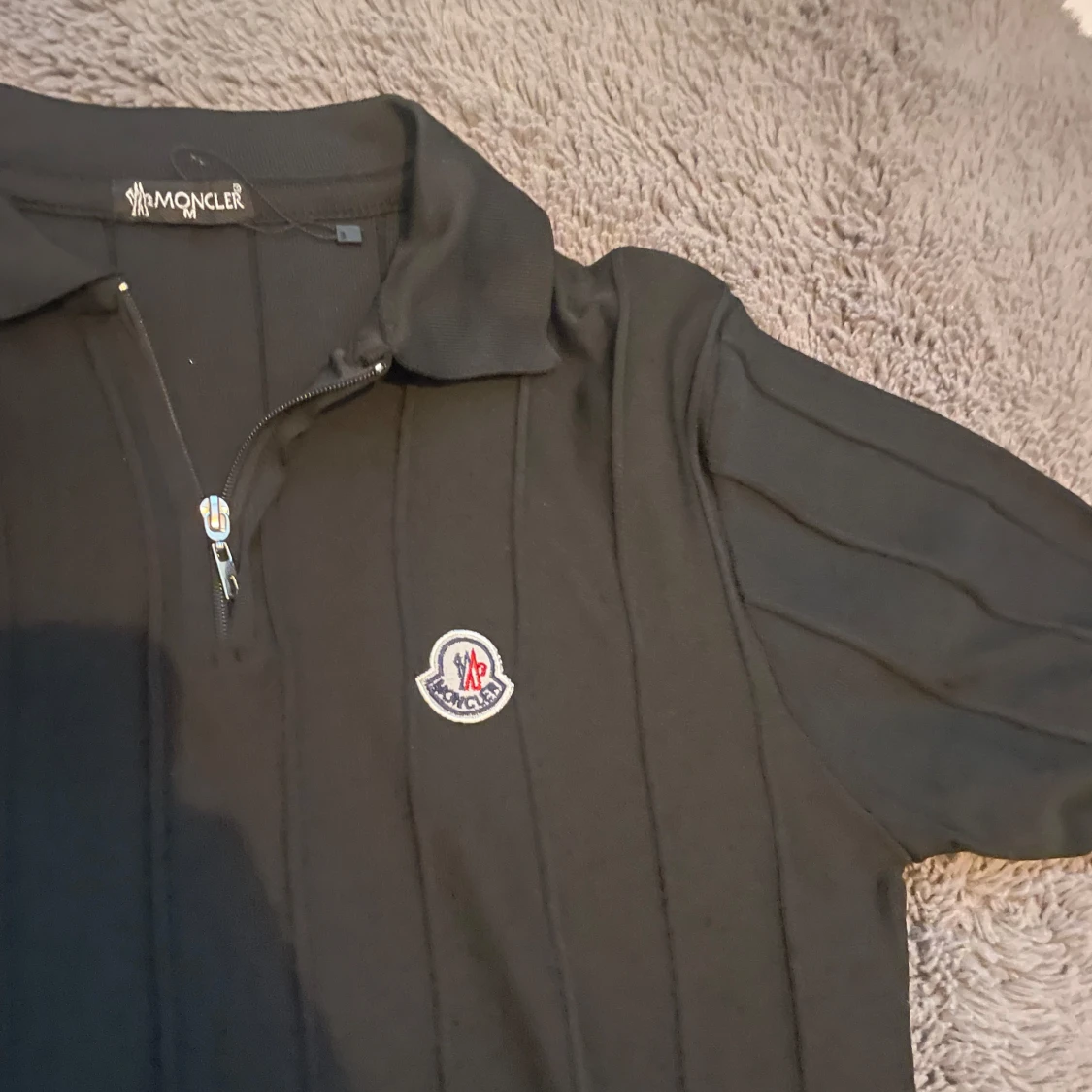 Svart t-shirt med dragkedja - 1