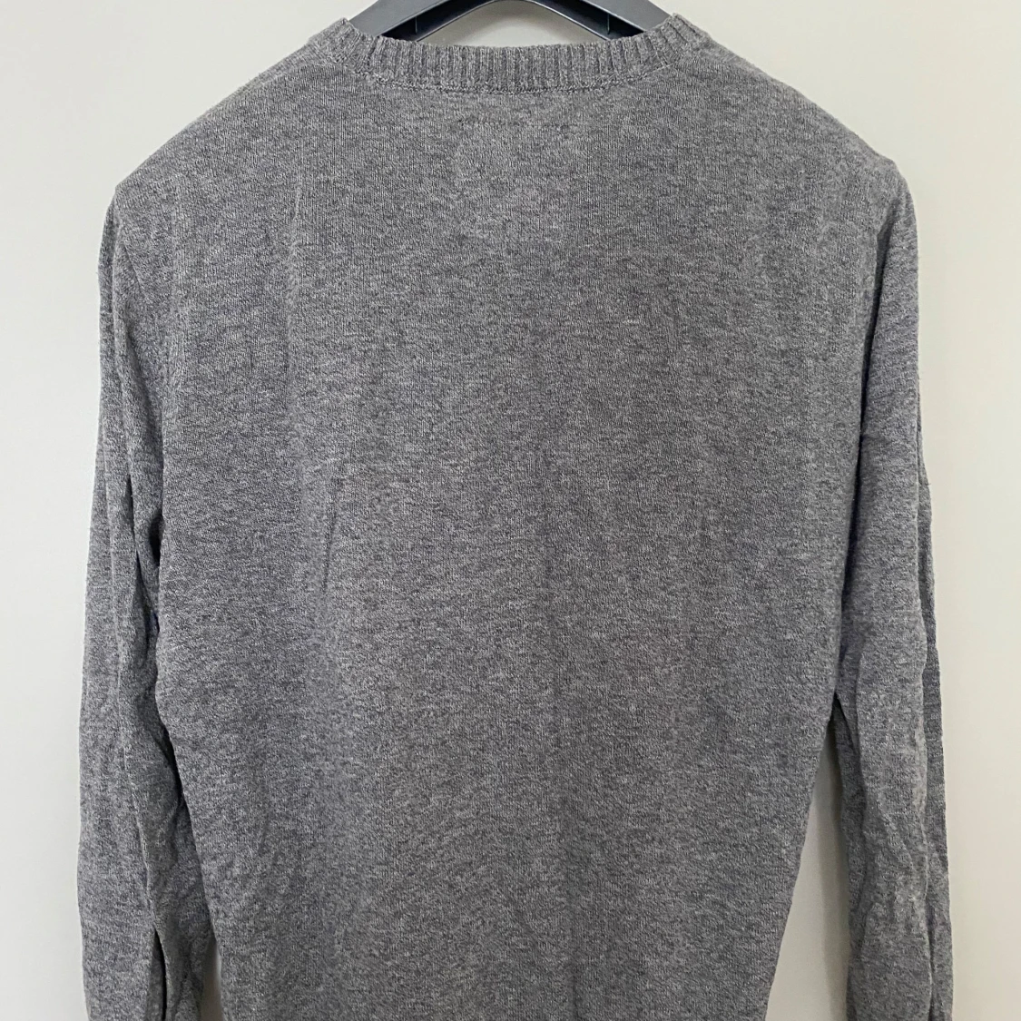 Grå stickad tröja från Hollister - 1