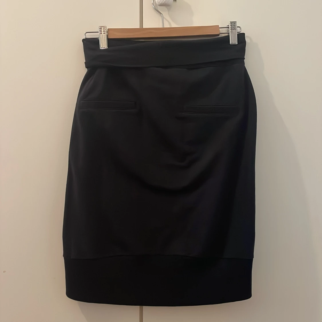 Svart kjol med knappar House of Lola XS - 2