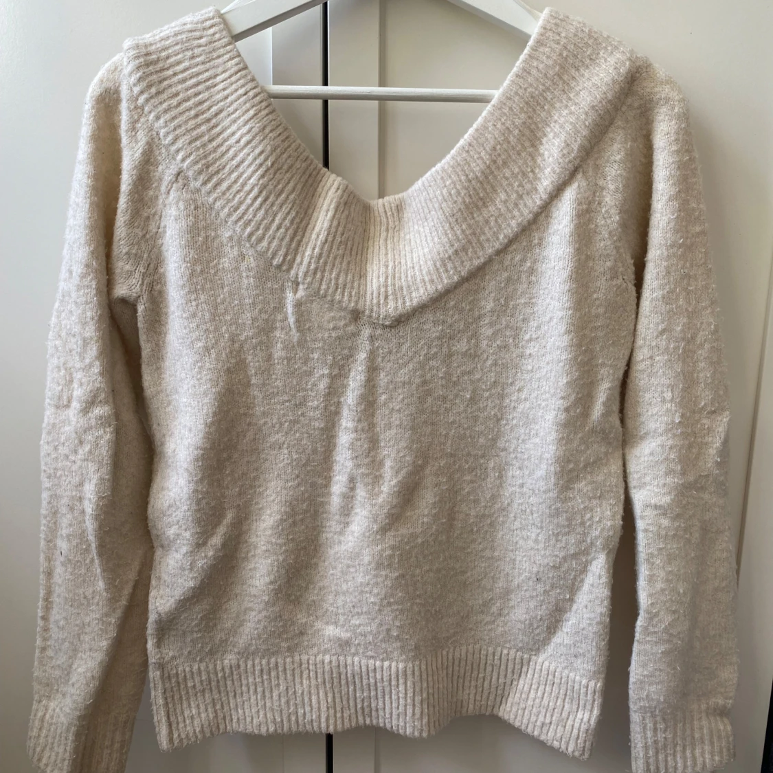 Beige offshoulder tröja