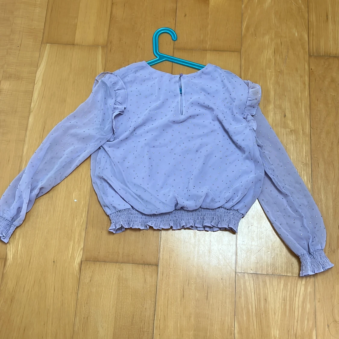 Ljuslila blus med volang från H&M - 1