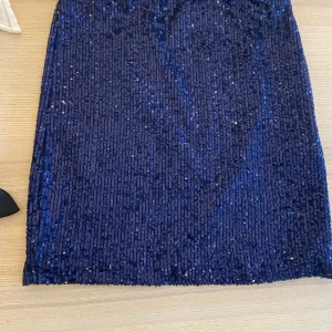 Glitterkjol - Fint skick. Knappt använd, stl 36