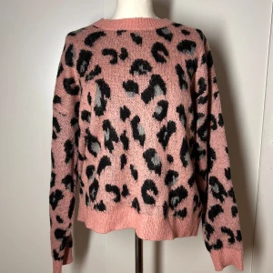 Stickad tröja leopard  - Leopardmönstrad stickad tröja, står ingen storlek men passar ungefär en s-m beroende på hur man vill att den ska sitta. Köp sker via köp nu, jag postar inom 24h. Kvar tills markerad såld 