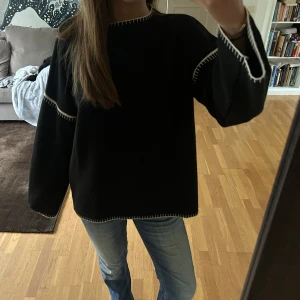 Finstickad svart tröja med detaljer - Supersnygg svart stickad tröja med vita detaljer runt ärmarna, halsen och nertill på tröjan. Storlek M (lång i modellen för en oversized look)! Inga defekter🖤🤍
