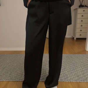 Svarta satinbyxor - Svarta satinbyxor från Neo Noir som är super snygga och moderna, men sitter tyvärr inte helt perfekt på mig.🩷
