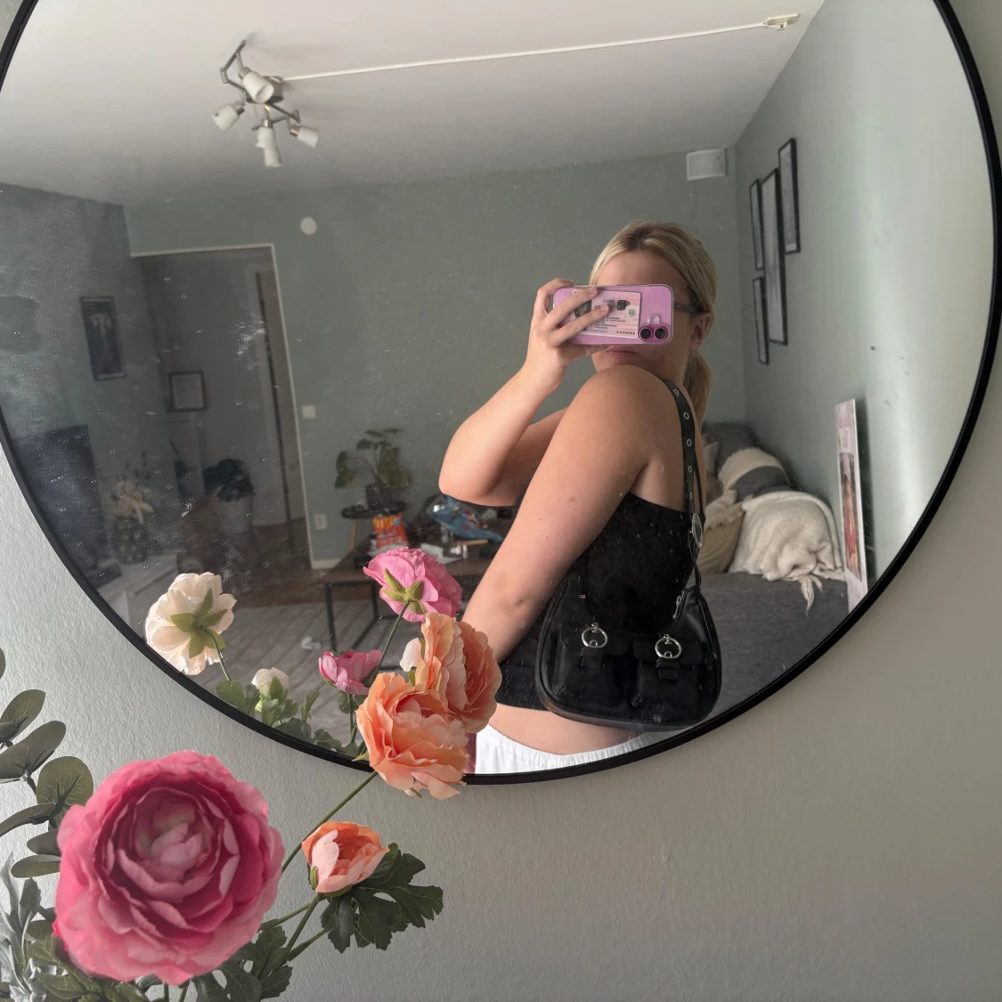 Svart axelväska med fickor och spännen