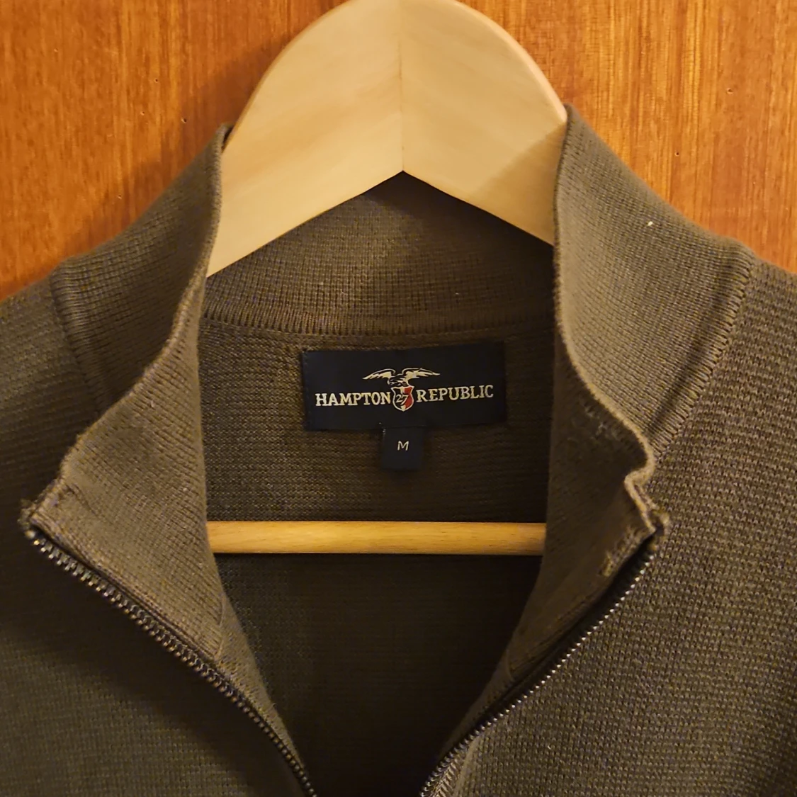 Olivgrön kofta från Hampton Republic - 1