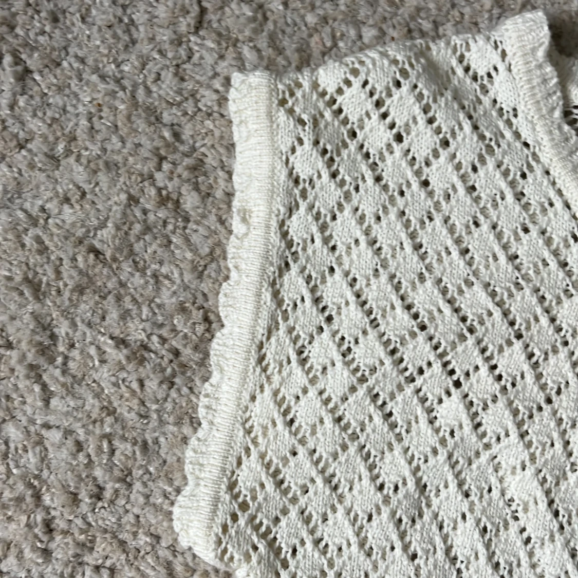 Vit stickad bolerotopp med spetskant - 1