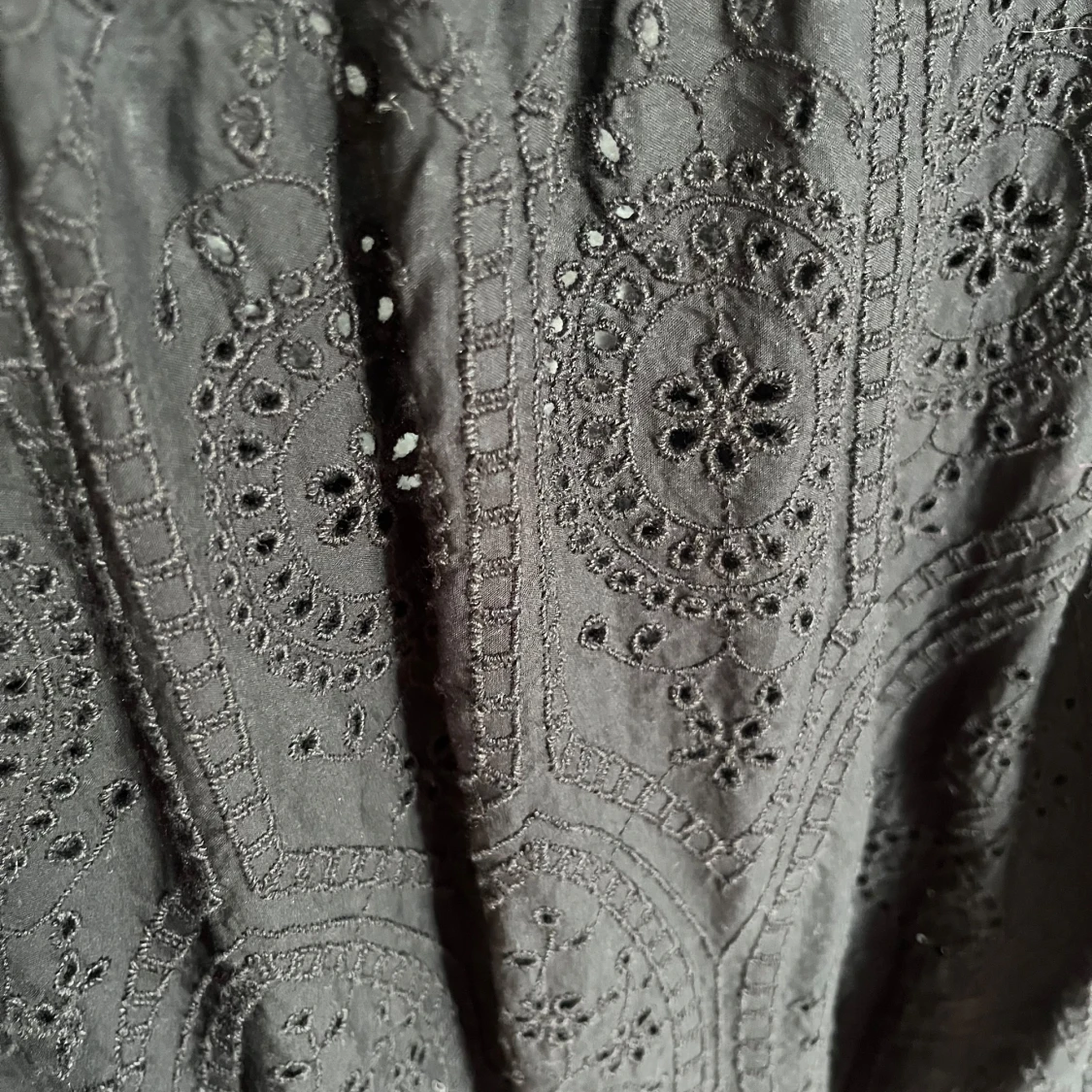 Svart broderad klänning från Lindex - 4