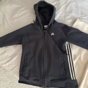 Adidas zip hoodie - Det är lite fläckar på den men jag tvättar den. De är storlek 38.