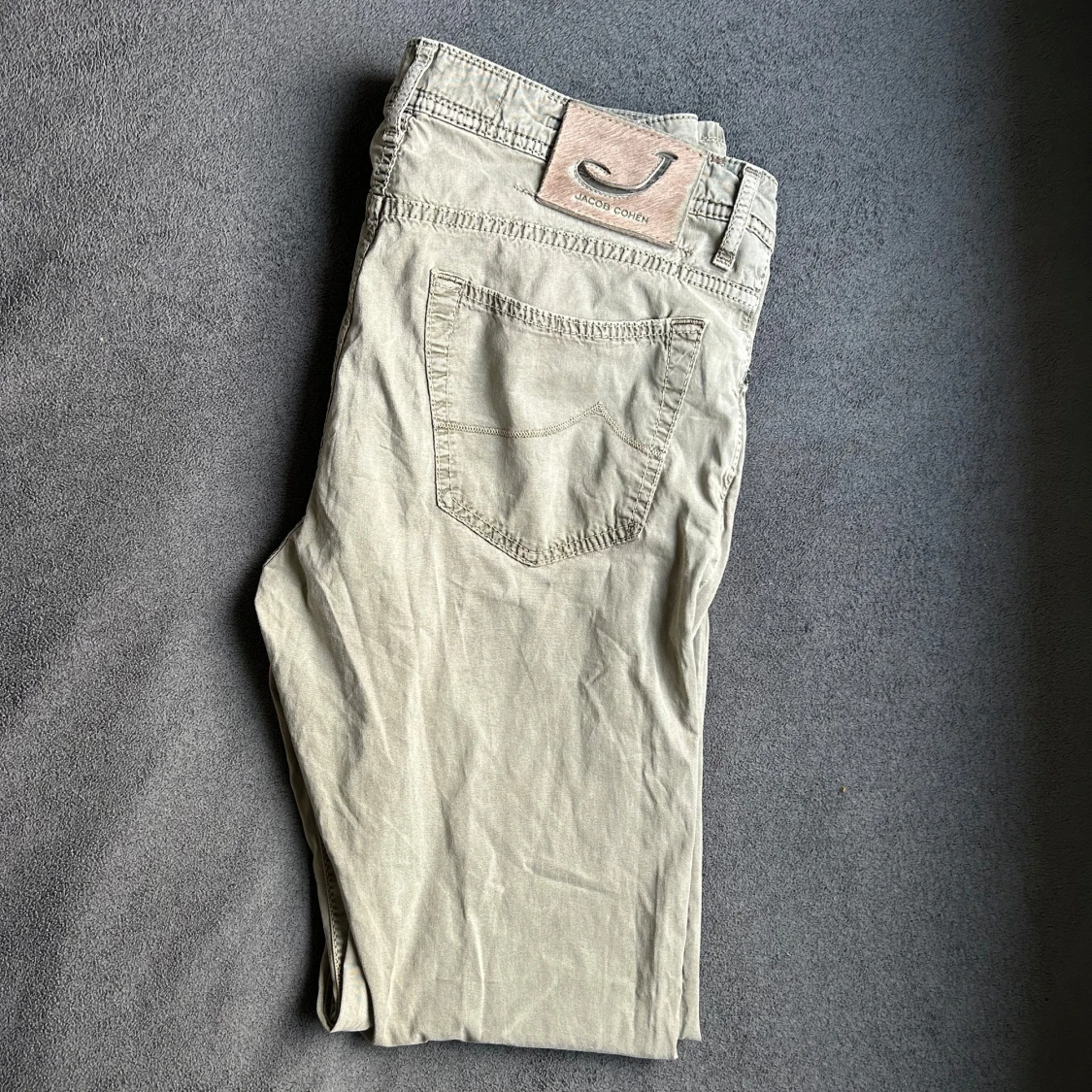 Gråa Jacob Cohen Jeans waxed byxor