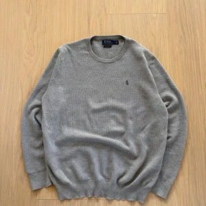 Polo Ralph Lauren tröja  - Säljer en superfin och klassisk ljusgrå långärmad tröja från Polo Ralph Lauren. Den har en bekväm crew neck och den ikoniska loggan broderad på bröstet. Perfekt som ett basplagg i garderoben som funkar till allt! Mycket fint skick förutom några små dragningar i tyget (se bild 5).   Kolla in mina andra annonser! Rabatt vid köp av bundle. Skriv vid funderingar! Skickas oftast inom 24 h!