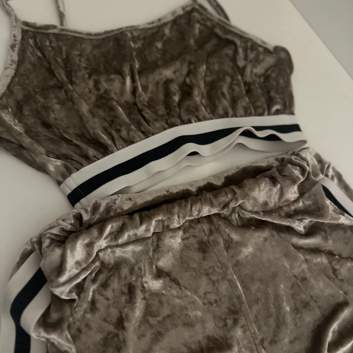 Beige sammetstopp med sportig kant