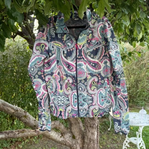 Mönstrad vindjacka från Odd Molly - Färgstark vindjacka från Odd Molly med paisley- och blommönster i blått, rosa, vitt och gult. Jackan har dragkedja framtill, hög krage och långa ärmar. Perfekt för dig som gillar unika plagg med mycket färg och detaljer. Storlek 2 som enligt deras storleksguide motsvarar en storlek M.  Mycket fint skick, jag hittar inga synliga anmärkningar eller defekter.