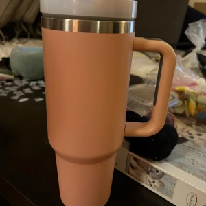 Tumbler 1,2 liter  - En rosa fin mugg/flaska att ta med i farten med valfri dryck.