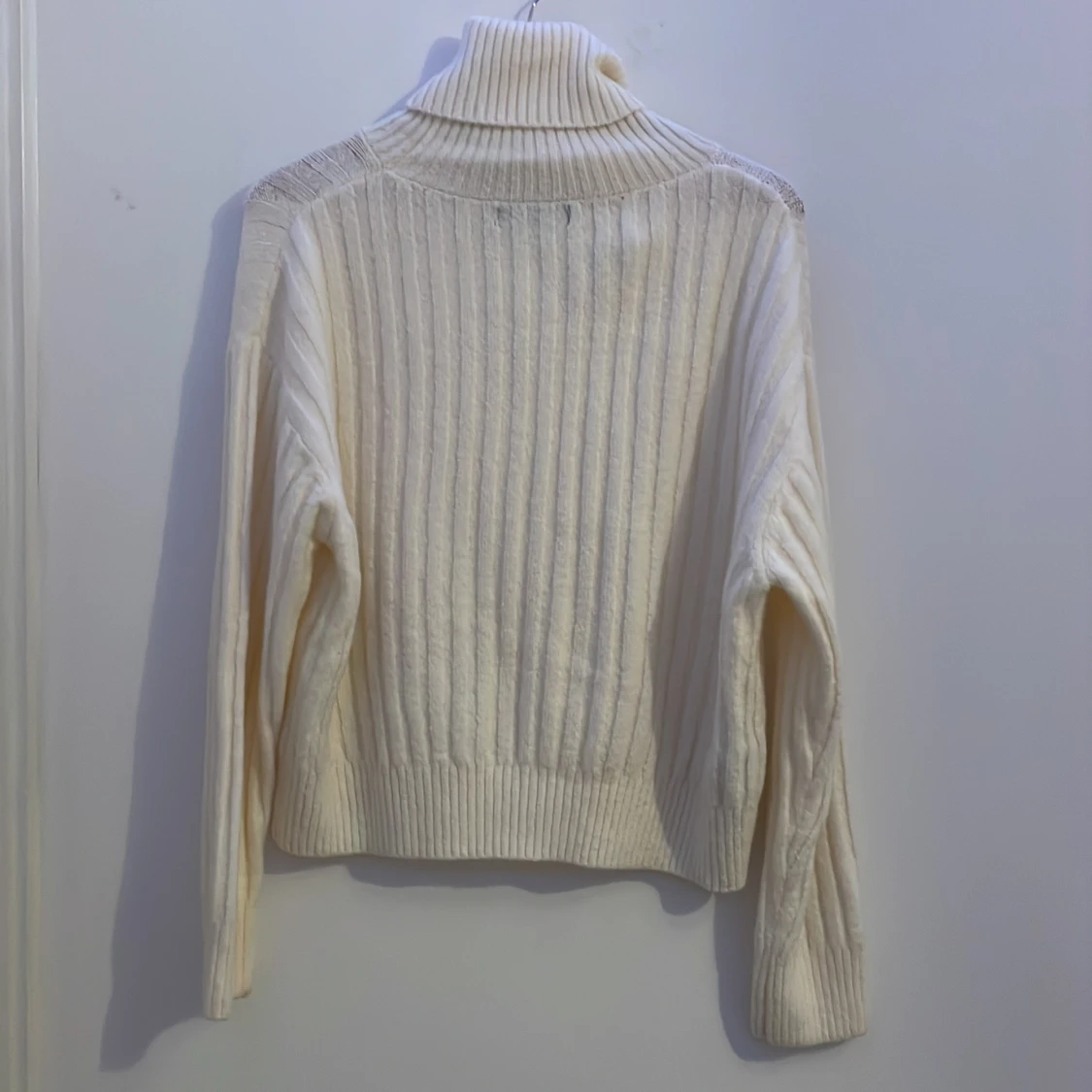 Vit ribbad polotröja från Mango - 1