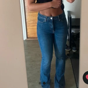 Snygga Zara jeans med slits  - Använda 2 gånger, bra längd, ifrån Zara med slits