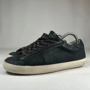 Svarta Golden Goose skor - Säljer ett par svarta Golden Goose skor. Skick: 7/10, bra skick förutom sulan som är lite smutsig. Pris: 1500kr, går att pruta ned.