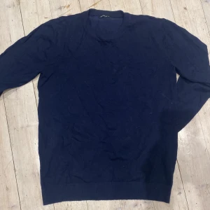 Mörkblå stickad tröja från Isficon - SHEIN aldrig använd 