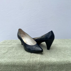 Bally Suisse klackar - Snygga och klassiska högklackade skor från Bally Suisse i storlek 36.                                                 Mörkblå färg med glansig tå som ger en elegant touch. Skorna är i bra skick, använda men väl omhändertagna.                                                    Perfekta för både festliga tillfällen och mer uppklädda vardagsoutfits. En tidlös investering för skogarderoben!