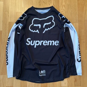 Supreme x Fox Racing Longsleeve - ❗️SOLD❗️Supreme Fox Racing Longsleeve en av mina favoriter, inte mycket att säga, unik. 💔WREP💔