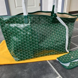 Grön tote väska  - Perfekt väska inför skolstarten, knappt använd så väldigt bra skick.