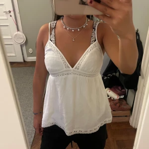 Vit linnetopp med spetsdetaljer - Säljer en jättefin topp som är använd en gång!!! 