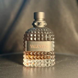 Valentino aioli Born in Roma  - (E Jag säljer sampels och priset är per milliliter ( INTE HELA FLASKAN))   26 kr per milliliter (1ml = 10 spray )  Priset är fast men vid större beställningar kan priset diskuteras! Skriv till oss gärna innan ni köper !