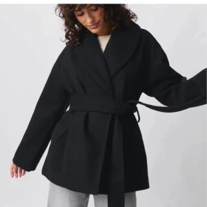 Svart omlottkappa med bälte - Säljer nu min svarta kappa från Gina tricot då ja inte har nån användning av den längre🥰pris kan diskuteras vid snabbt köp!