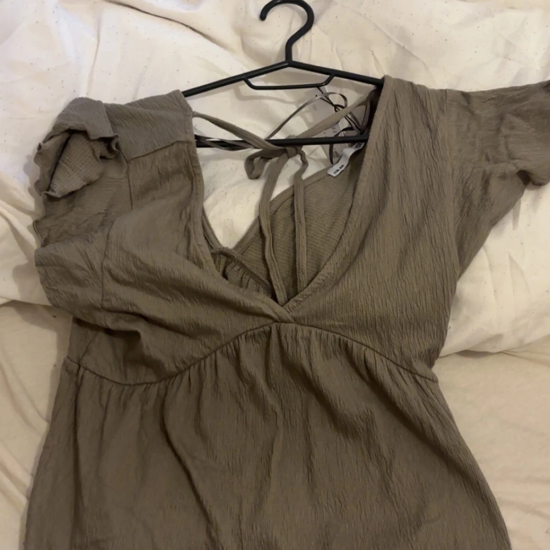 Beige omlottopp med knyt och volang - 1