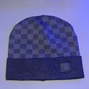 Rutig grå mössa  - Säljer denna mössan för jag inte tyckte den passa min huvud form