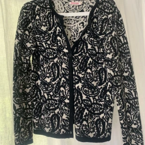 Svartvit kofta från Indiska, storlek S - Snygg svartvit kofta från Indiska i storlek S. säljer pga att jag inte använder den så ofta. Pris går att diskuteras!