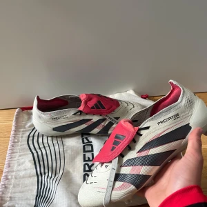 Adidas predator fold over tongue FG - Tja! Säljer dessa adidas predator fotbollsskorna, Dom är hyfsat använda men har inga skador förutom vid tungan (se bild 4). Ny pris 3299 mitt pris 799! Priset går att diskutera, Dm för fler frågor! 