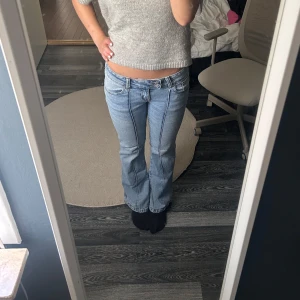 Ljusblå bootcut jeans med låg midja - Säljer ett par ljusblå jeans med bootcut och låg midja från lager 157. 