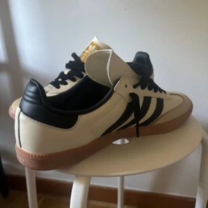 Adidas Samba OG sneakers beige/svart - Adidas Samba OG i storlek 43 1/3 säljer pågrund av att dem inte passar mig, dem är helt nya och aldrig använda skriv vid frågor😁