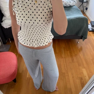 Prickig topp  - Så fin prickig topp, aldrig använd. Köpt här på plick🤍🖤