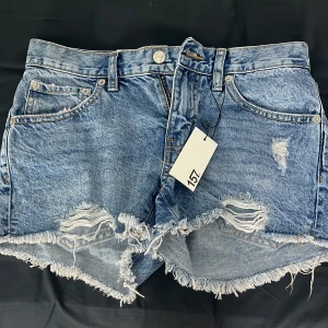 Blå jeansshorts med slitningar 157 XS - Snygga blå jeansshorts från lager 157 i storlek XS. Låg midja, helt nya 