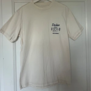 Super snygg Dickies T-shirt!!  - Hej, jag säljer denna supersnygga, beiga Dickies tröjan med bruna sömmar. Säljs pga den tyvärr inte längre kommer till användning. Den är sparsamt använd nästan ny, utan defekter!! Den är i storlek M men är lite oversized så skulle även passa för någon som brukar ha L!! Kontakta vid frågor eller andra funderingar. Nypris 399kr. Pris går att diskutera!!