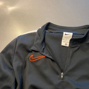 Nike tränings tröja - Säljer nu denna riktigt snygga Nike tränings tröjan i st 158-170 passar 170 bara höra av er vid frågor eller funderar😀