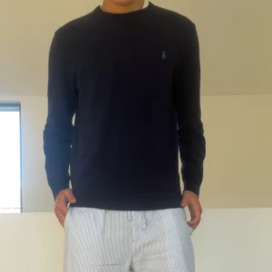 Ralph Lauren Finstickad trlja - Säljer en sjukt fet finstickad tröja från Ralph Lauren i strl M men skulle säga den sitter som en S. Tröjan är färgen mörkblå och är gjord i 100% ull. Den är u bra skick förutom där bak då tyget börjat gå upp lite så det har bildats ett litet litet hål men som endast syns när man stretchar ut tröjan, därav även det låga priset. Hör gärna av er vid frågor eller funderingar!!