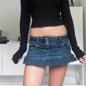 Snygg vintage kjol  - Jätte snygg egensydd kjol med snygg tvätt❣️ midjemått 35 men strechigt matrial❤️ svin snygg hör av er för frågor❣️