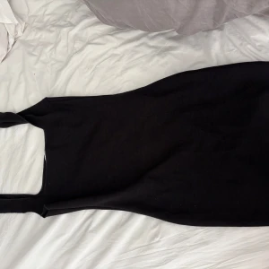 Svart tight klänning från Zara - En svart tight klänning från Zara. Skitsnygg. Knappt använd