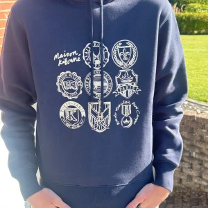 Blå hoodie Maison Kitsuné XS - Snygg mörkblå hoodie från Maison Kitsuné i storlek XS. Perfekt nu till hösten och vintern som kommer, hör gärna av er vid funderingar och ge prisförslag! Jag är 182 cm lång så den lite liten, passar bäst mellan 175-180cm!!