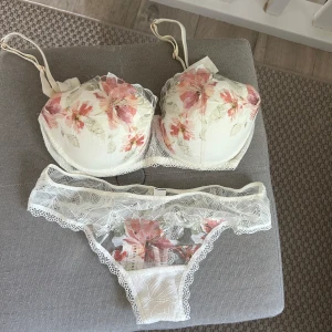 Intimissimi Set - Intimissimi set, köpt förra året, aldrig använt men lappen är avtagen på bh-n🩷 Storlek M på trosorna och 75C på bh🩷
