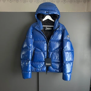 NY Herno jacka - Helt ny, tags medföljer. Storlek 50/M passar dig som är mellan 178-188cm. Nypris ca 6000kr. Modellen är 185 cm, 79 kg. Passar bra nu till sen sommar/höst. Skriv för mer information!🤝