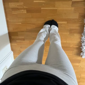 Beiga yogapants från Nelly XS - Snygga beiga yogapants från Nelly i storlek XS.