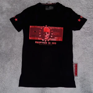 Philip plein t shirt  - Äkta Philip plein t shirt köpt i Philip plein affären i Spanien. Köpt för 500 euro. Passar även dig som har xs