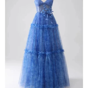 Balklänning  - Säljer en blå långklänning med transparent tyll, volanger och dekorativa blommor framtill. Klänningen har smala axelband, markerad byst och glittriga inslag i tyget. Perfekt för bal eller festliga tillfällen.   Gå gärna in på Vinted och köp, mycket smidigare leverans och betalningsmetod! - sessaskogen där