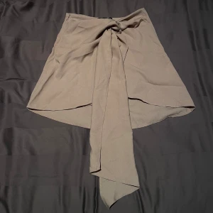 Beige coverup kjol - Ääälskar denna så fin och söt bikini coverup. Storlek 36 men passar xs-s. Dragkedja gör att den inte är justerbar. Inte genomskinlig. Vid intresse kan jag skicka bild privat.